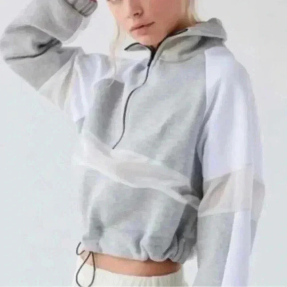 Urban Outfitters Women’s Cropped Sweatshirt Gray & White Size SP NWOT - Picture 1 of 11
